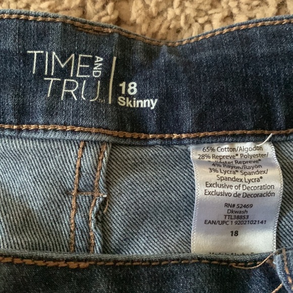 Dark wash skinny jeans - Picture 2 of 3